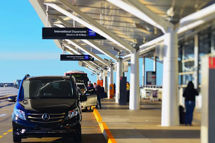 Airport Transfer | Private day trips from Brasov for small groups up to 8 people. English-speaking guide, flexible routes, fixed pricing.