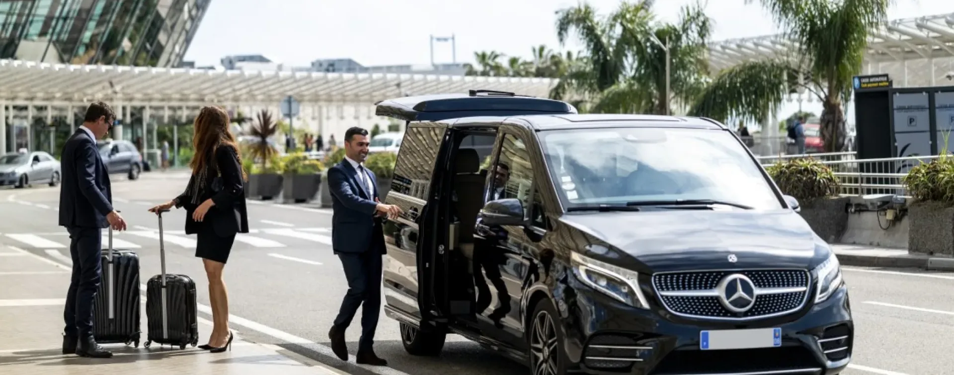 Airport Transfer | Private day trips from Brasov for small groups up to 8 people. English-speaking guide, flexible routes, fixed pricing.